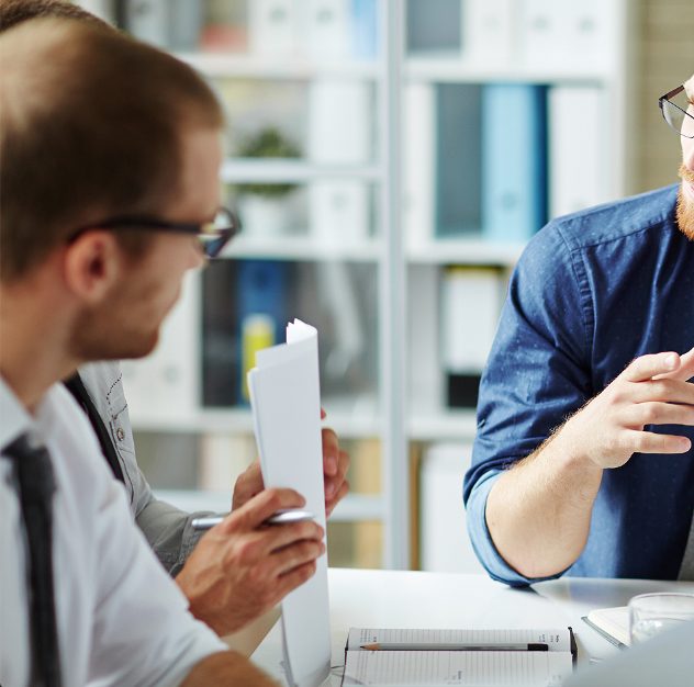 Consultores em reunião com cliente